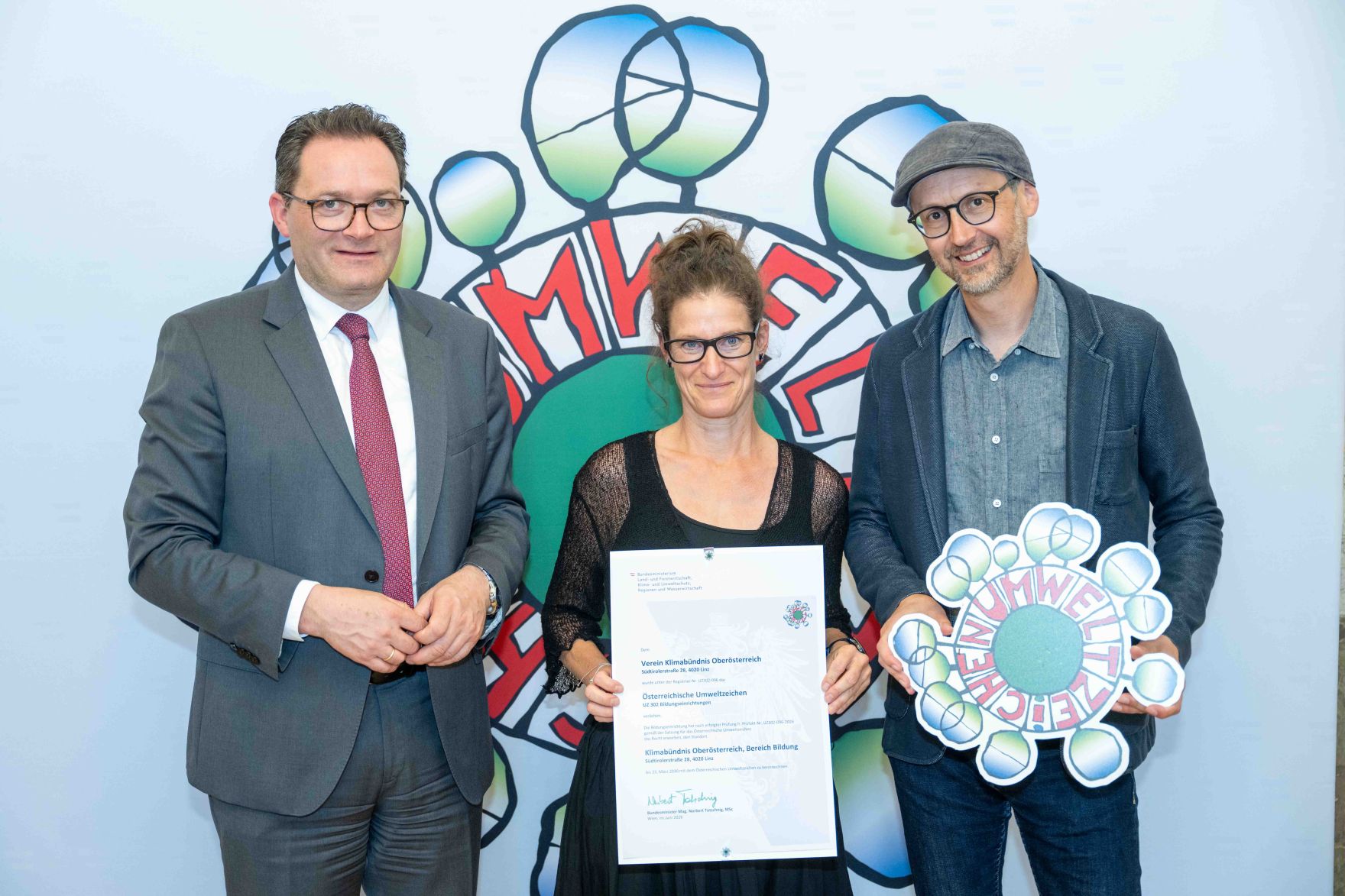 Bundesminister Norbert Totschnig verlieh, gemeinsam mit Sektionschefin Doris Wagner (BMB), das &ouml;sterreichische Umweltzeichen an Schulen, Bildungseinrichtungen und Kinderg&auml;rten.