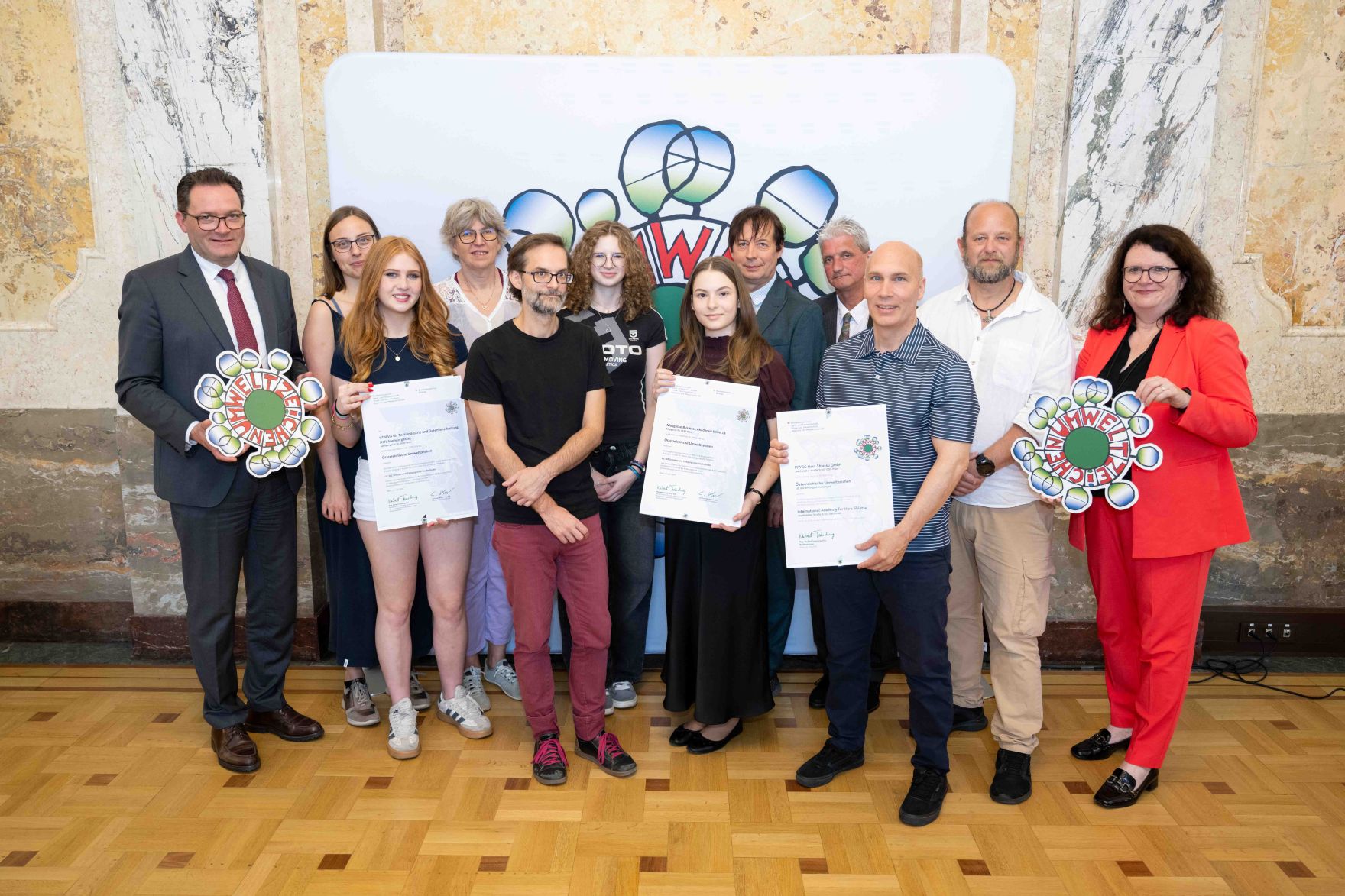 Bundesminister Norbert Totschnig verlieh, gemeinsam mit Sektionschefin Doris Wagner (BMB), das &ouml;sterreichische Umweltzeichen an Schulen, Bildungseinrichtungen und Kinderg&auml;rten.