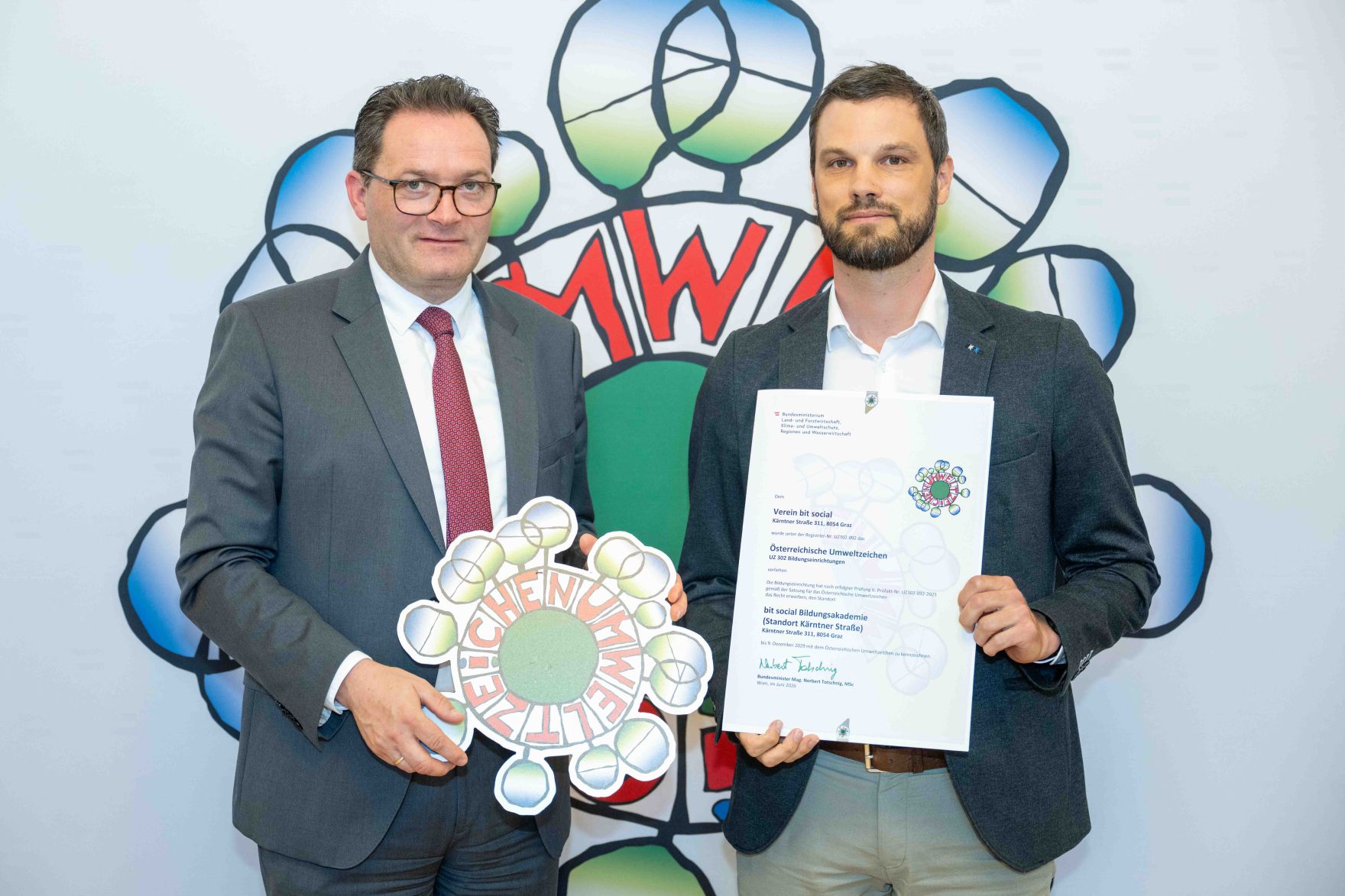 Bundesminister Norbert Totschnig verlieh, gemeinsam mit Sektionschefin Doris Wagner (BMB), das &ouml;sterreichische Umweltzeichen an Schulen, Bildungseinrichtungen und Kinderg&auml;rten.