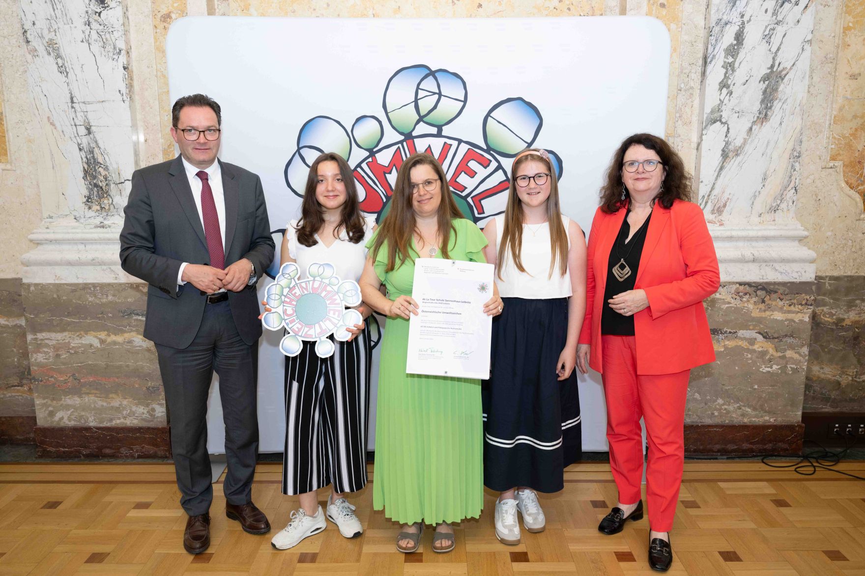 Bundesminister Norbert Totschnig verlieh, gemeinsam mit Sektionschefin Doris Wagner (BMB), das &ouml;sterreichische Umweltzeichen an Schulen, Bildungseinrichtungen und Kinderg&auml;rten.