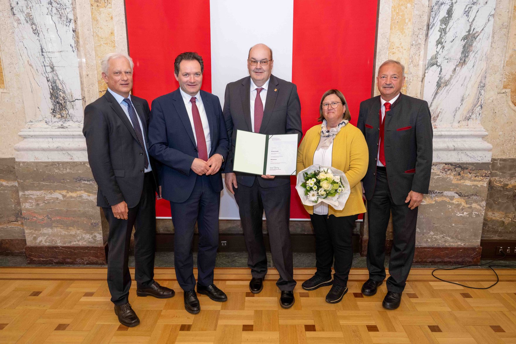 Herr Bundesminister Totschnig bei der Verleihung des Berufstitel "&Ouml;konomierat" im Marmorsaal des Regierungsgeb&auml;udes am Stubenring.
