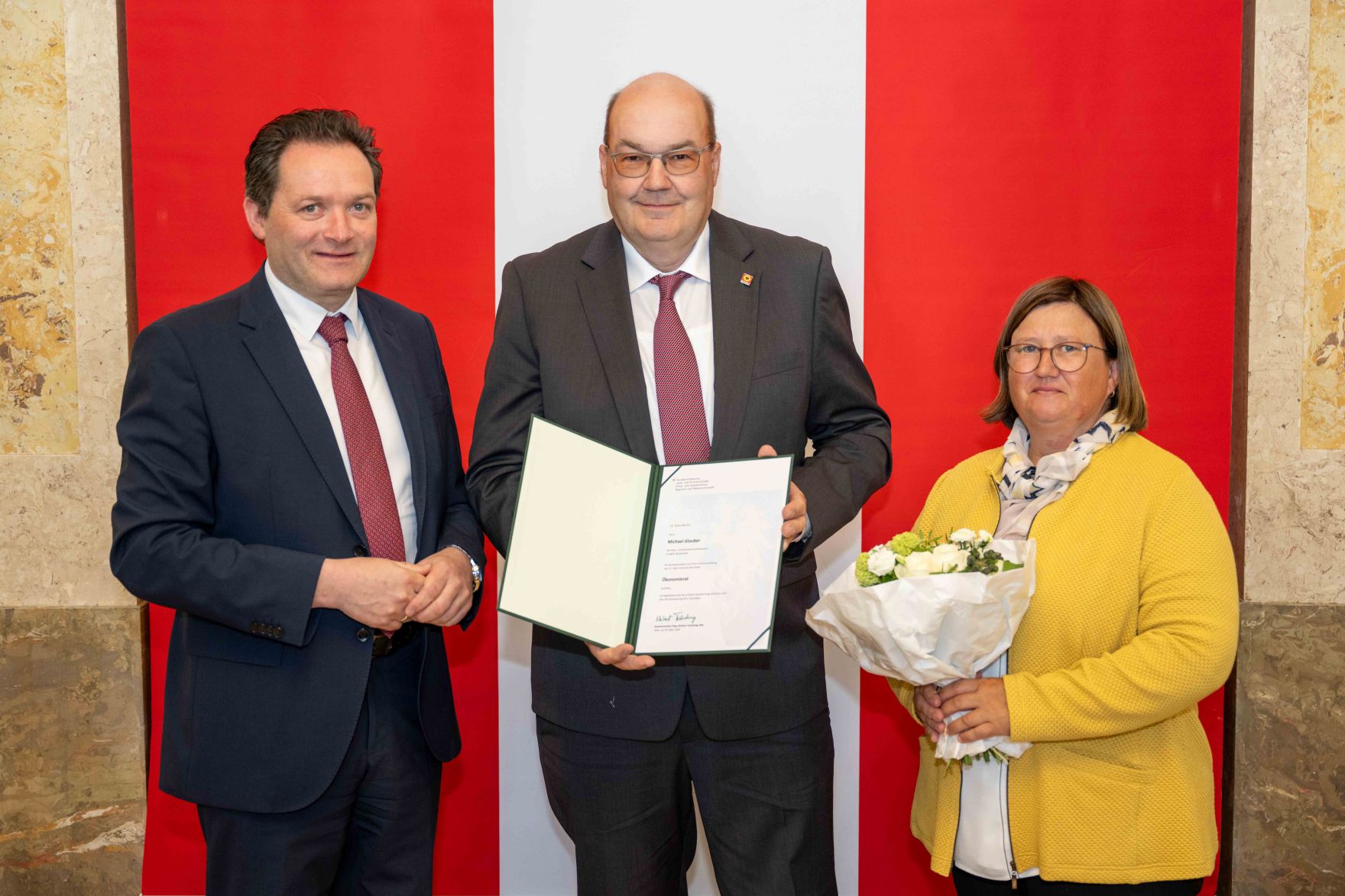Herr Bundesminister Totschnig bei der Verleihung des Berufstitel "&Ouml;konomierat" im Marmorsaal des Regierungsgeb&auml;udes am Stubenring.