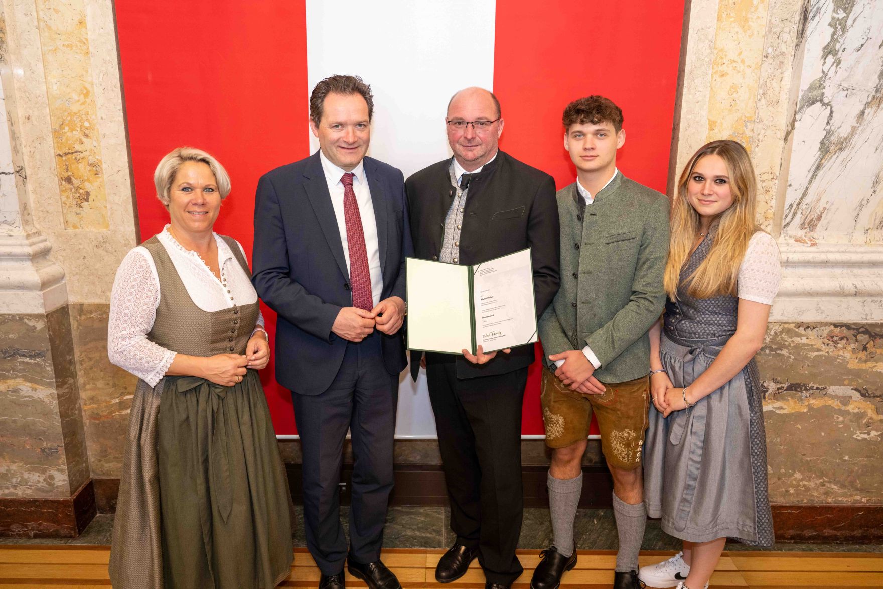 Herr Bundesminister Totschnig bei der Verleihung des Berufstitel "&Ouml;konomierat" im Marmorsaal des Regierungsgeb&auml;udes am Stubenring.