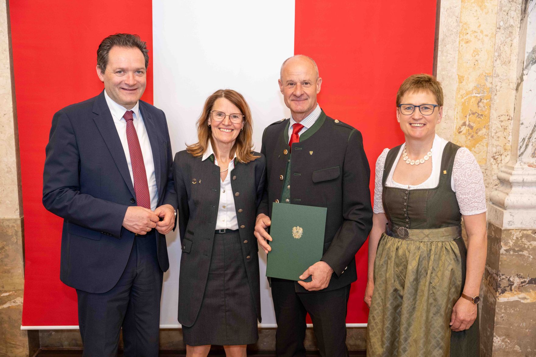 Herr Bundesminister Totschnig bei der Verleihung des Berufstitel "&Ouml;konomierat" im Marmorsaal des Regierungsgeb&auml;udes am Stubenring.