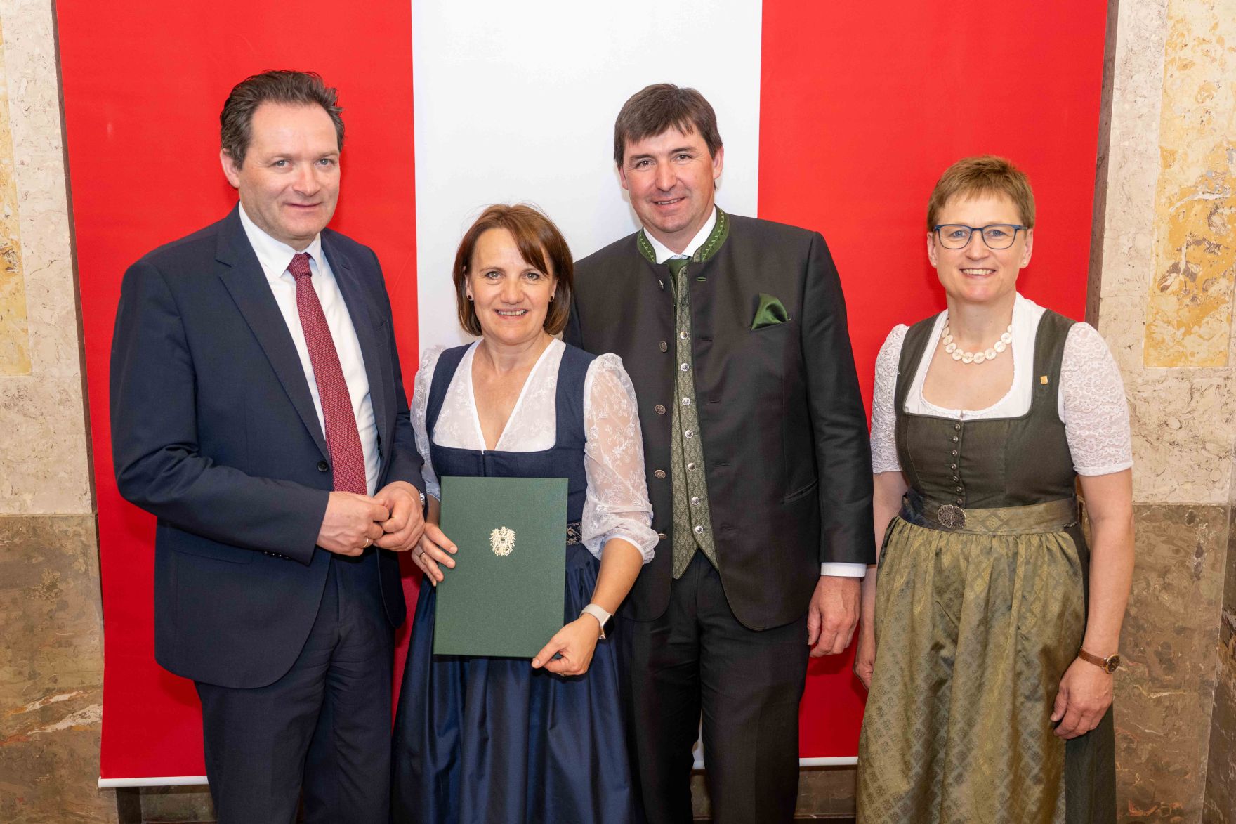 Herr Bundesminister Totschnig bei der Verleihung des Berufstitel "&Ouml;konomierat" im Marmorsaal des Regierungsgeb&auml;udes am Stubenring.