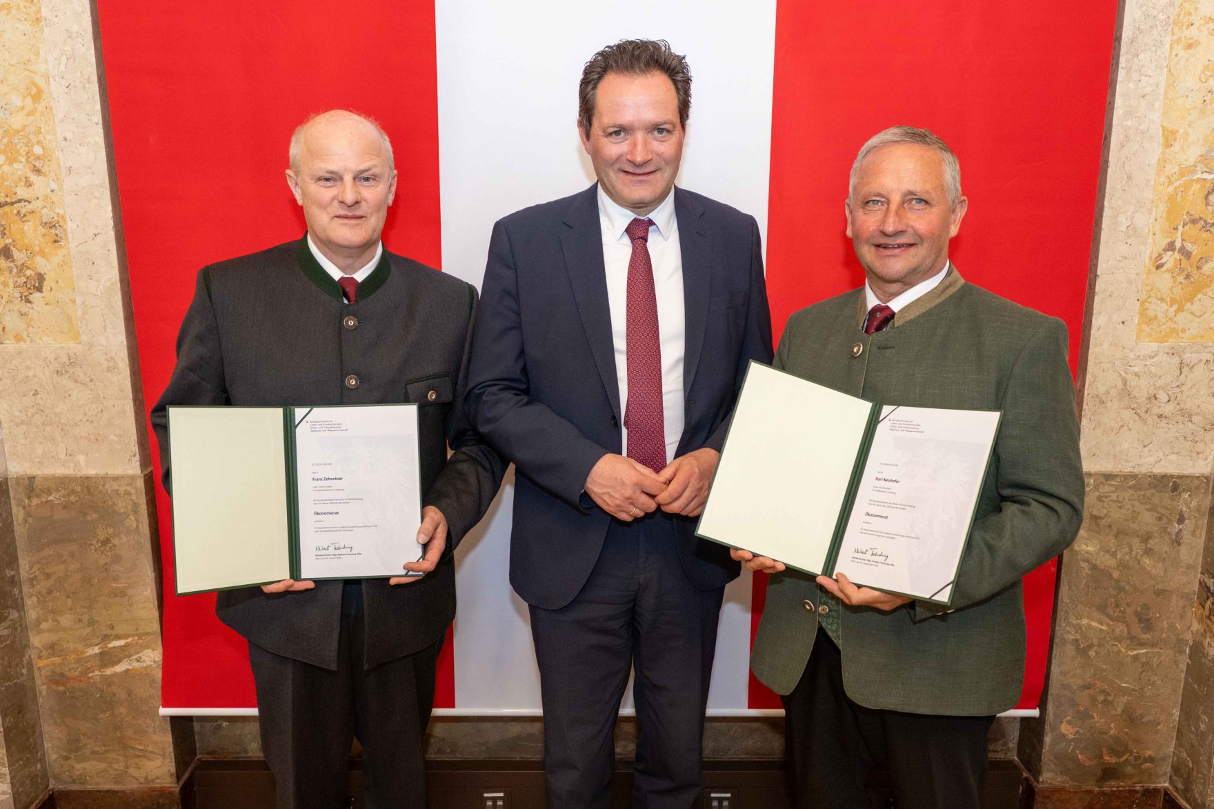 Herr Bundesminister Totschnig bei der Verleihung des Berufstitel "&Ouml;konomierat" im Marmorsaal des Regierungsgeb&auml;udes am Stubenring.