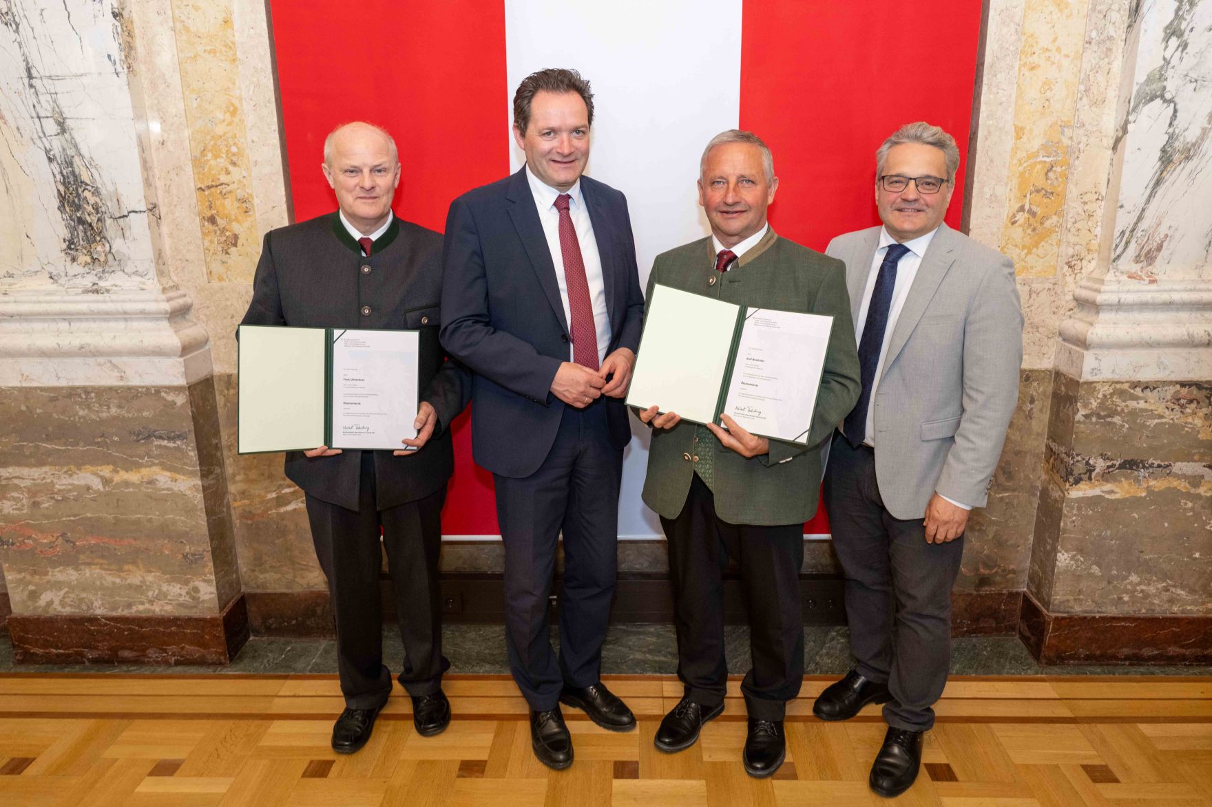 Herr Bundesminister Totschnig bei der Verleihung des Berufstitel "&Ouml;konomierat" im Marmorsaal des Regierungsgeb&auml;udes am Stubenring.