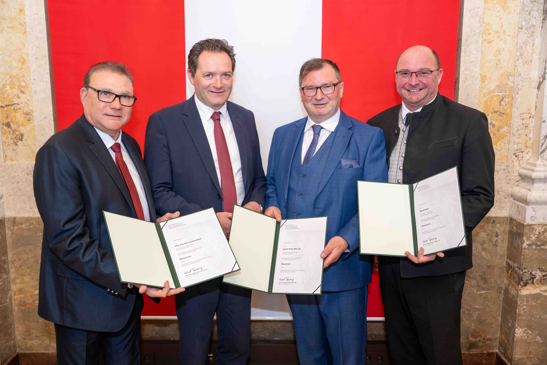 Herr Bundesminister Totschnig bei der Verleihung des Berufstitel "&Ouml;konomierat" im Marmorsaal des Regierungsgeb&auml;udes am Stubenring.