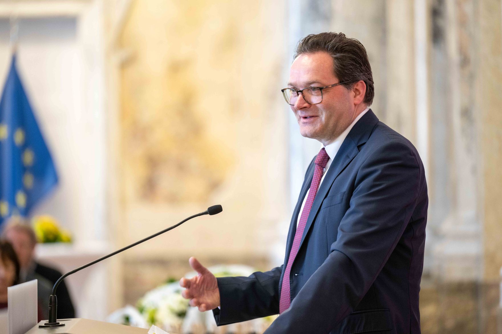 Herr Bundesminister Totschnig bei der Verleihung des Berufstitel "&Ouml;konomierat" im Marmorsaal des Regierungsgeb&auml;udes am Stubenring.