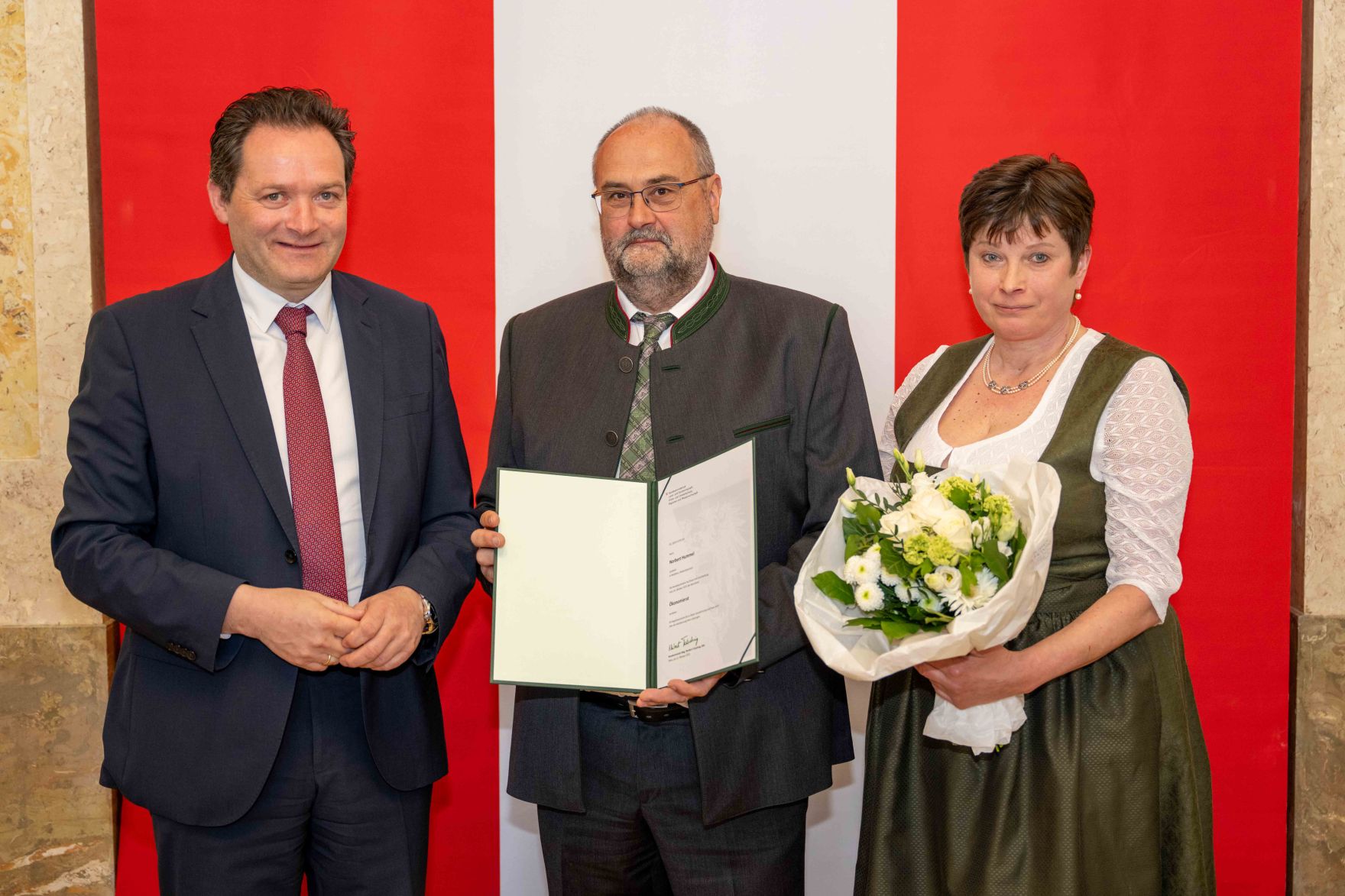 Herr Bundesminister Totschnig bei der Verleihung des Berufstitel "&Ouml;konomierat" im Marmorsaal des Regierungsgeb&auml;udes am Stubenring.
