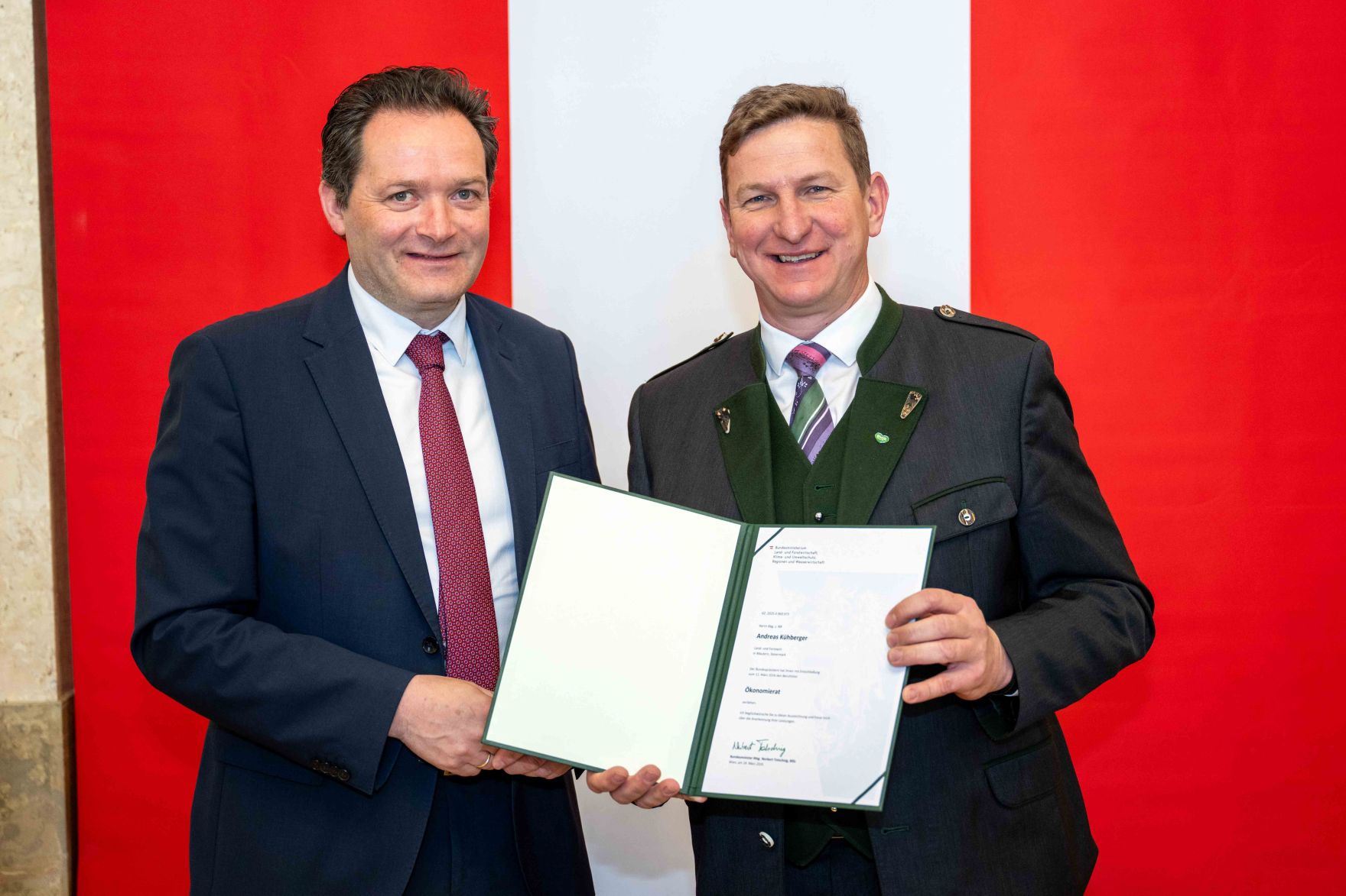 Herr Bundesminister Totschnig bei der Verleihung des Berufstitel "&Ouml;konomierat" im Marmorsaal des Regierungsgeb&auml;udes am Stubenring.