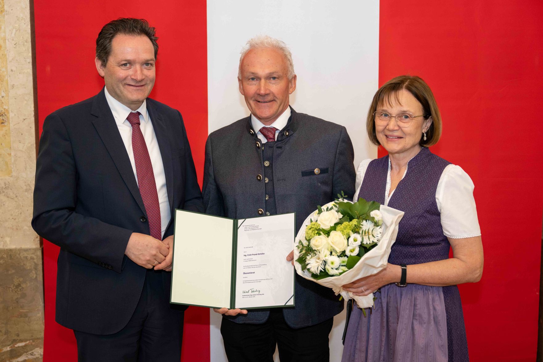 Herr Bundesminister Totschnig bei der Verleihung des Berufstitel "&Ouml;konomierat" im Marmorsaal des Regierungsgeb&auml;udes am Stubenring.