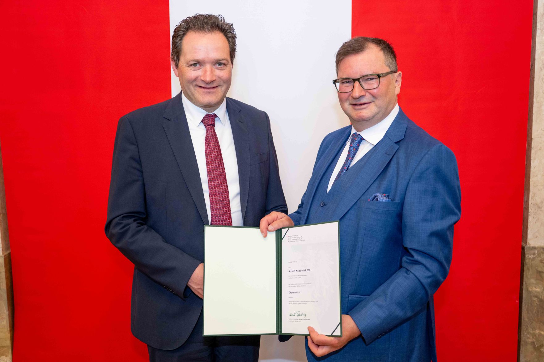 Herr Bundesminister Totschnig bei der Verleihung des Berufstitel "&Ouml;konomierat" im Marmorsaal des Regierungsgeb&auml;udes am Stubenring.