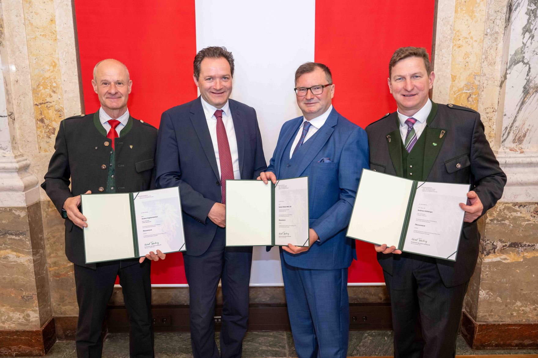 Herr Bundesminister Totschnig bei der Verleihung des Berufstitel "&Ouml;konomierat" im Marmorsaal des Regierungsgeb&auml;udes am Stubenring.