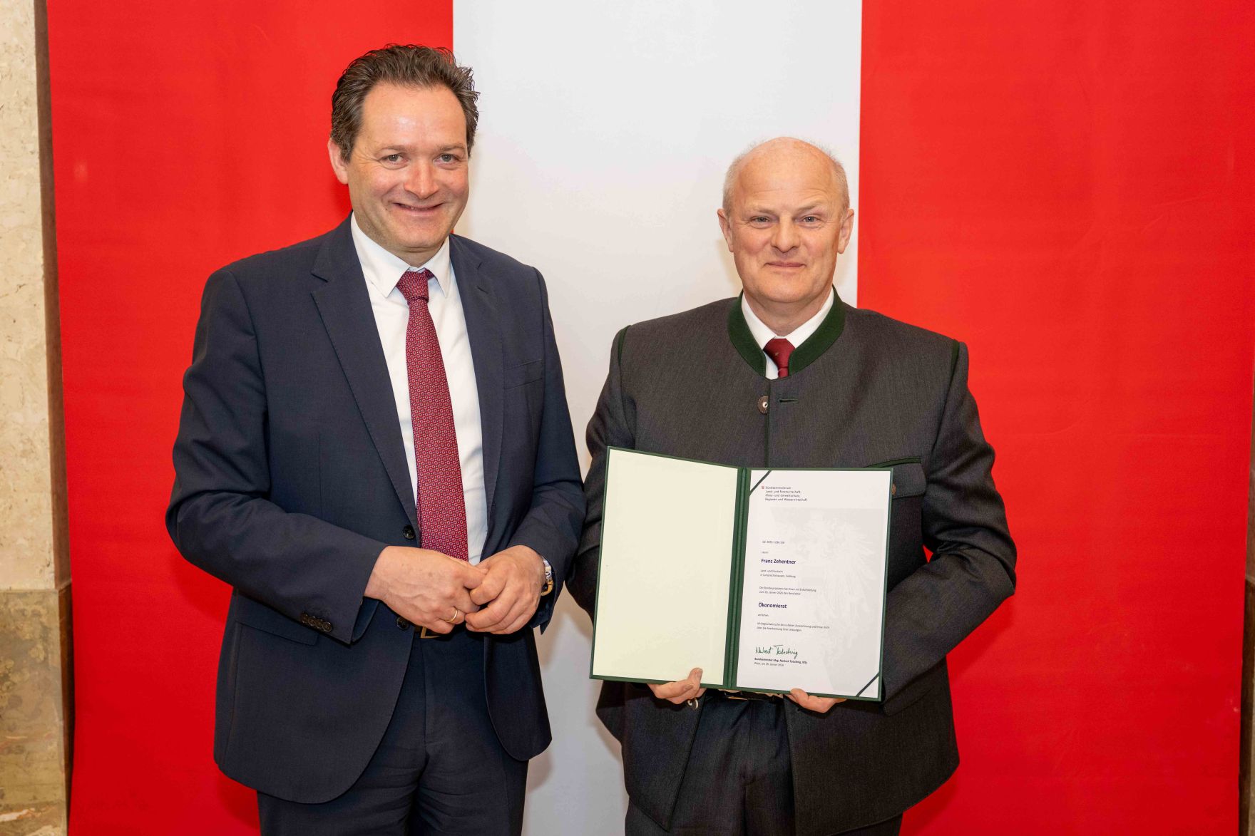 Herr Bundesminister Totschnig bei der Verleihung des Berufstitel "&Ouml;konomierat" im Marmorsaal des Regierungsgeb&auml;udes am Stubenring.