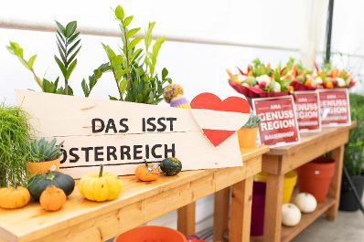 In einer Pressekonferenz stellten Bundesministerin Elisabeth K&ouml;stinger, Landesrat Josef Schwaiger und ORF Kochmoderatorin Silvia Schneider die Initiative &bdquo;Das isst &Ouml;sterreich&ldquo; vor. Ziel ist, Konsumentinnen und Konsumenten auf die Vorz&uuml;ge regionaler Qualit&auml;tslebensmittel aufmerksam zu machen.