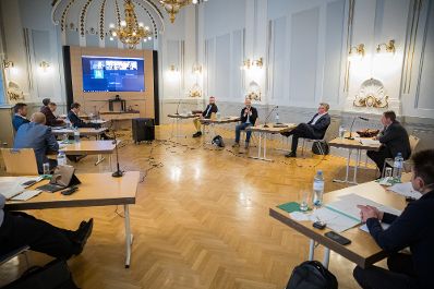 Landwirtschaftsministerin Elisabeth K&ouml;stinger und der Pr&auml;sident der Landwirtschaftskammer &Ouml;sterreich Josef Moosbrugger diskutierten mit dem Gesundheitsministerium, Spitzenvertretern der Landwirtschaft und Rechtsexperten &uuml;ber die Umsetzung der im Regierungsprogramm festgeschriebenen verpflichtende Herkunftskennzeichnung f&uuml;r bei der Gemeinschaftsverpflegung und bei verarbeiteten Produkten.