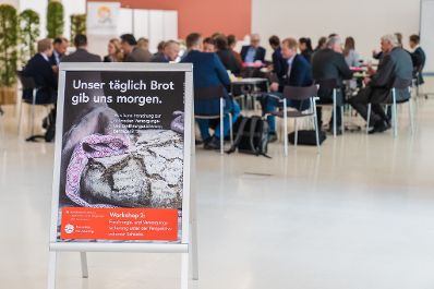 Bundesministerin Elisabeth K&ouml;stinger diskutierte beim Tag der Ressortforschung unter dem Titel &bdquo;Unser t&auml;glich Brot gib uns morgen&ldquo; mit Vertreterinnen und Vertreter aus Politik, Wissenschaft und Praxis &uuml;ber den Beitrag der Forschung zur Versorgungssicherheit.