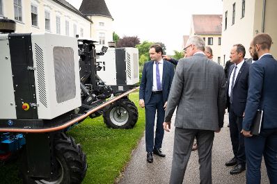 Landwirtschaftsminister Norbert Totschnig und Digitalisierungs-Staatssekret&auml;r Florian Tursky und Landeshauptfrau-Stv. Stephan Pernkopf nahmen an den Feierlichkeiten zum 75-j&auml;hrigen Bestehen der Forschungs- und Pr&uuml;feinrichtung f&uuml;r Agrartechnik am Francisco Josephinum (BLT) teil.