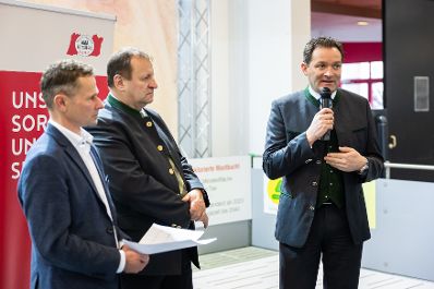Im Zuges seines Besuchs der Agraria Wels, der internationalen Fachmesse f&uuml;r Landwirtschaft, zeichnete Landwirtschaftsminister Norbert Totschnig Top-Betriebe mit AMA-Hoftafeln und landwirtschaftliche Innovationen mit dem &bdquo;Agrarfuchs&ldquo; aus.