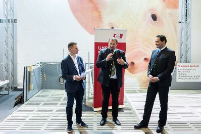 Im Zuges seines Besuchs der Agraria Wels, der internationalen Fachmesse f&uuml;r Landwirtschaft, zeichnete Landwirtschaftsminister Norbert Totschnig Top-Betriebe mit AMA-Hoftafeln und landwirtschaftliche Innovationen mit dem &bdquo;Agrarfuchs&ldquo; aus.