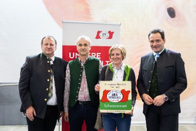 Im Zuges seines Besuchs der Agraria Wels, der internationalen Fachmesse f&uuml;r Landwirtschaft, zeichnete Landwirtschaftsminister Norbert Totschnig Top-Betriebe mit AMA-Hoftafeln und landwirtschaftliche Innovationen mit dem &bdquo;Agrarfuchs&ldquo; aus.