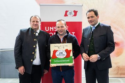 Im Zuges seines Besuchs der Agraria Wels, der internationalen Fachmesse f&uuml;r Landwirtschaft, zeichnete Landwirtschaftsminister Norbert Totschnig Top-Betriebe mit AMA-Hoftafeln und landwirtschaftliche Innovationen mit dem &bdquo;Agrarfuchs&ldquo; aus.