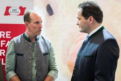 Im Zuges seines Besuchs der Agraria Wels, der internationalen Fachmesse f&uuml;r Landwirtschaft, zeichnete Landwirtschaftsminister Norbert Totschnig Top-Betriebe mit AMA-Hoftafeln und landwirtschaftliche Innovationen mit dem &bdquo;Agrarfuchs&ldquo; aus.