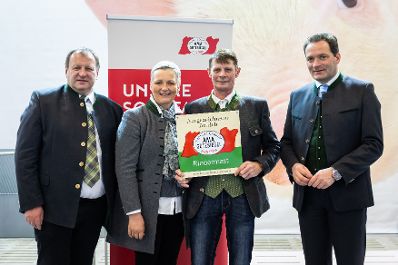 Im Zuges seines Besuchs der Agraria Wels, der internationalen Fachmesse f&uuml;r Landwirtschaft, zeichnete Landwirtschaftsminister Norbert Totschnig Top-Betriebe mit AMA-Hoftafeln und landwirtschaftliche Innovationen mit dem &bdquo;Agrarfuchs&ldquo; aus.