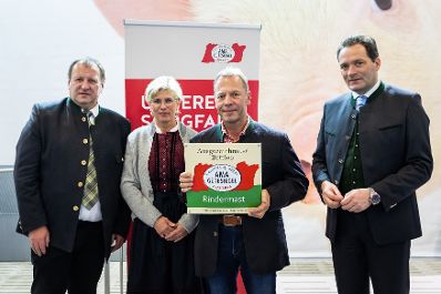 Im Zuges seines Besuchs der Agraria Wels, der internationalen Fachmesse f&uuml;r Landwirtschaft, zeichnete Landwirtschaftsminister Norbert Totschnig Top-Betriebe mit AMA-Hoftafeln und landwirtschaftliche Innovationen mit dem &bdquo;Agrarfuchs&ldquo; aus.