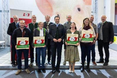 Im Zuges seines Besuchs der Agraria Wels, der internationalen Fachmesse f&uuml;r Landwirtschaft, zeichnete Landwirtschaftsminister Norbert Totschnig Top-Betriebe mit AMA-Hoftafeln und landwirtschaftliche Innovationen mit dem &bdquo;Agrarfuchs&ldquo; aus.