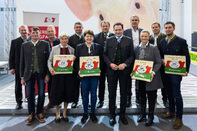 Im Zuges seines Besuchs der Agraria Wels, der internationalen Fachmesse f&uuml;r Landwirtschaft, zeichnete Landwirtschaftsminister Norbert Totschnig Top-Betriebe mit AMA-Hoftafeln und landwirtschaftliche Innovationen mit dem &bdquo;Agrarfuchs&ldquo; aus.