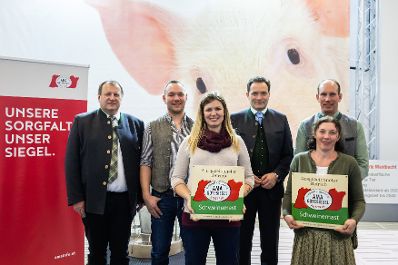 Im Zuges seines Besuchs der Agraria Wels, der internationalen Fachmesse f&uuml;r Landwirtschaft, zeichnete Landwirtschaftsminister Norbert Totschnig Top-Betriebe mit AMA-Hoftafeln und landwirtschaftliche Innovationen mit dem &bdquo;Agrarfuchs&ldquo; aus.