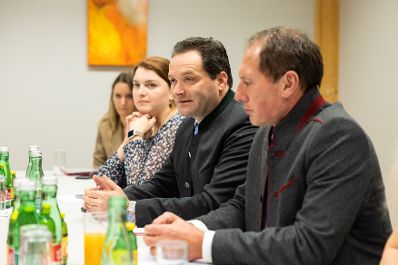 Im Zuges seines Besuchs der Agraria Wels, der internationalen Fachmesse f&uuml;r Landwirtschaft, zeichnete Landwirtschaftsminister Norbert Totschnig Top-Betriebe mit AMA-Hoftafeln und landwirtschaftliche Innovationen mit dem &bdquo;Agrarfuchs&ldquo; aus.