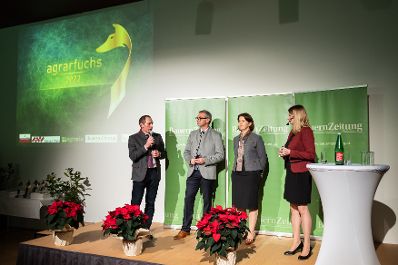 Im Zuges seines Besuchs der Agraria Wels, der internationalen Fachmesse f&uuml;r Landwirtschaft, zeichnete Landwirtschaftsminister Norbert Totschnig Top-Betriebe mit AMA-Hoftafeln und landwirtschaftliche Innovationen mit dem &bdquo;Agrarfuchs&ldquo; aus.