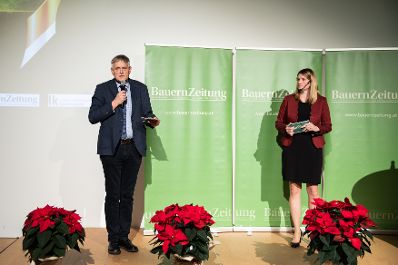 Im Zuges seines Besuchs der Agraria Wels, der internationalen Fachmesse f&uuml;r Landwirtschaft, zeichnete Landwirtschaftsminister Norbert Totschnig Top-Betriebe mit AMA-Hoftafeln und landwirtschaftliche Innovationen mit dem &bdquo;Agrarfuchs&ldquo; aus.
