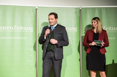 Im Zuges seines Besuchs der Agraria Wels, der internationalen Fachmesse f&uuml;r Landwirtschaft, zeichnete Landwirtschaftsminister Norbert Totschnig Top-Betriebe mit AMA-Hoftafeln und landwirtschaftliche Innovationen mit dem &bdquo;Agrarfuchs&ldquo; aus.