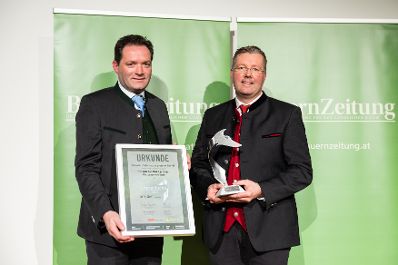 Im Zuges seines Besuchs der Agraria Wels, der internationalen Fachmesse f&uuml;r Landwirtschaft, zeichnete Landwirtschaftsminister Norbert Totschnig Top-Betriebe mit AMA-Hoftafeln und landwirtschaftliche Innovationen mit dem &bdquo;Agrarfuchs&ldquo; aus.