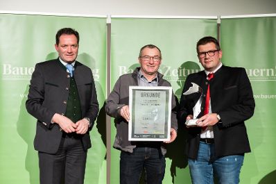 Im Zuges seines Besuchs der Agraria Wels, der internationalen Fachmesse f&uuml;r Landwirtschaft, zeichnete Landwirtschaftsminister Norbert Totschnig Top-Betriebe mit AMA-Hoftafeln und landwirtschaftliche Innovationen mit dem &bdquo;Agrarfuchs&ldquo; aus.