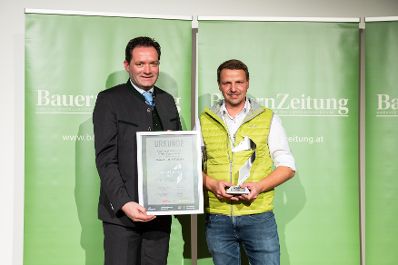 Im Zuges seines Besuchs der Agraria Wels, der internationalen Fachmesse f&uuml;r Landwirtschaft, zeichnete Landwirtschaftsminister Norbert Totschnig Top-Betriebe mit AMA-Hoftafeln und landwirtschaftliche Innovationen mit dem &bdquo;Agrarfuchs&ldquo; aus.