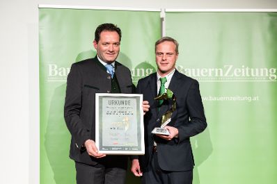 Im Zuges seines Besuchs der Agraria Wels, der internationalen Fachmesse f&uuml;r Landwirtschaft, zeichnete Landwirtschaftsminister Norbert Totschnig Top-Betriebe mit AMA-Hoftafeln und landwirtschaftliche Innovationen mit dem &bdquo;Agrarfuchs&ldquo; aus.
