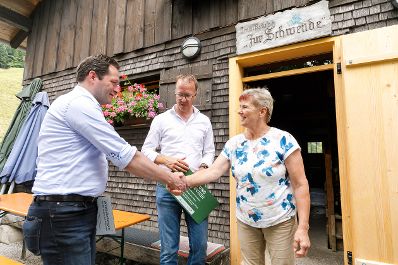 Bei einer Besichtigung der Alpe Schwende machte BM Norbert Totschnig auf die 10 Regeln f&uuml;r einen sicheren Umgang mit Weidevieh aufmerksam.