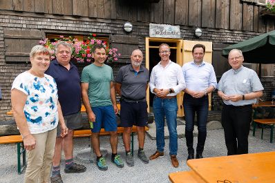 Bei einer Besichtigung der Alpe Schwende machte BM Norbert Totschnig auf die 10 Regeln f&uuml;r einen sicheren Umgang mit Weidevieh aufmerksam.
