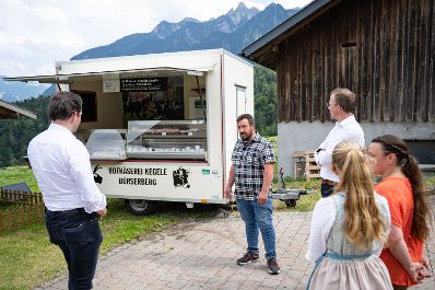 Bundesminister Norbert Totschnig nahm an der Auszeichnung der Vorarlberger Hofk&auml;serei Kegele mit dem AMA GENUSS REGION G&uuml;tesiegel teil.