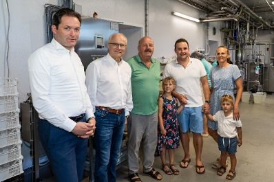 Landwirtschaftsminister Totschnig, Landesrat Seitinger &amp; EU-Abgeordnete Schmiedtbauer verleihen Genuss Bauernhof Hillebrand &amp; Hofmolkerei Thaller AMA GENUSS REGION Tafel