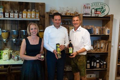 Landwirtschaftsminister Totschnig, Landesrat Seitinger &amp; EU-Abgeordnete Schmiedtbauer verleihen Genuss Bauernhof Hillebrand &amp; Hofmolkerei Thaller AMA GENUSS REGION Tafel