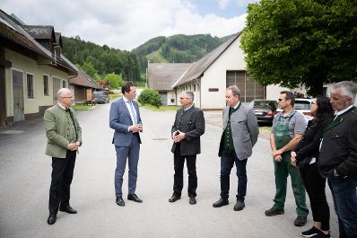 Landwirtschaftsminister Norbert Totschnig unternahm einen Lokalaugenschein der Bionahw&auml;rme-Anlage am Gel&auml;nde der Landwirtschaftlichen Fachschule Hafendorf in der Steiermark.