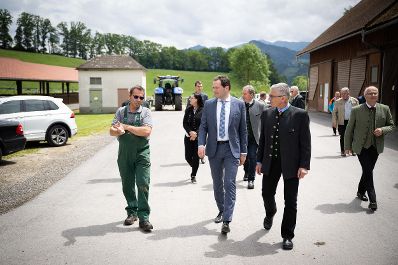 Landwirtschaftsminister Norbert Totschnig unternahm einen Lokalaugenschein der Bionahw&auml;rme-Anlage am Gel&auml;nde der Landwirtschaftlichen Fachschule Hafendorf in der Steiermark.