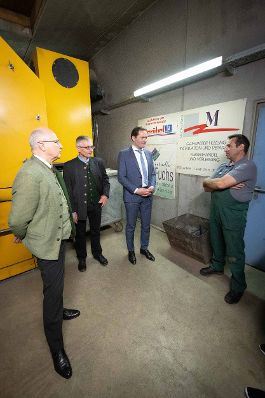 Landwirtschaftsminister Norbert Totschnig unternahm einen Lokalaugenschein der Bionahw&auml;rme-Anlage am Gel&auml;nde der Landwirtschaftlichen Fachschule Hafendorf in der Steiermark.