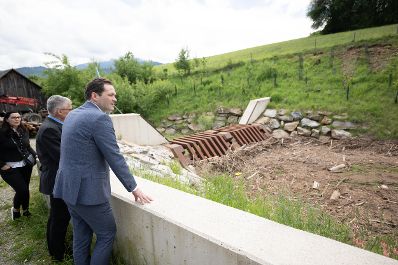 Landwirtschaftsminister Norbert Totschnig unternahm einen Lokalaugenschein der Bionahw&auml;rme-Anlage am Gel&auml;nde der Landwirtschaftlichen Fachschule Hafendorf in der Steiermark.